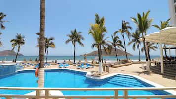 Una piscina al aire libre, sillones reclinables de piscina