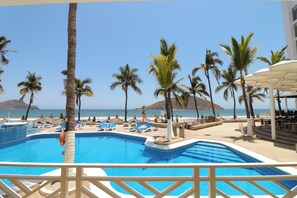 Una piscina al aire libre, tumbonas