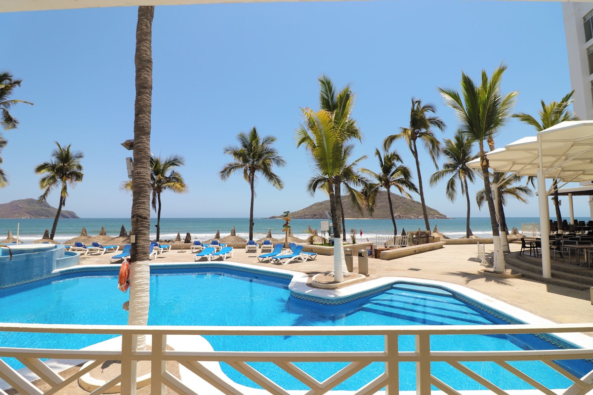 Alberca al aire libre y camastros