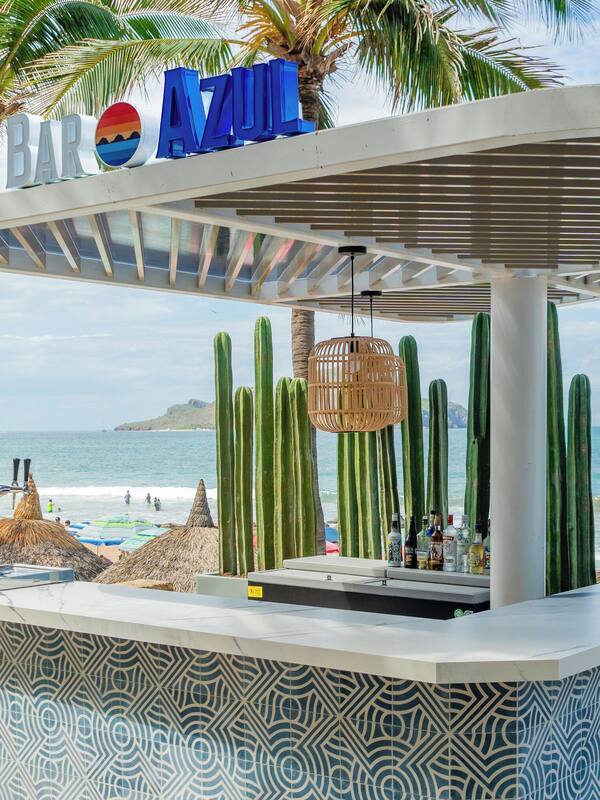 2 bars/lounges, swim-up bar