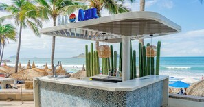 2 bars, bar en milieu de piscine