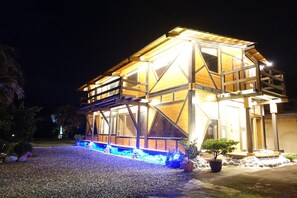 Framhlið gististaðar – að kvöld-/næturlagi