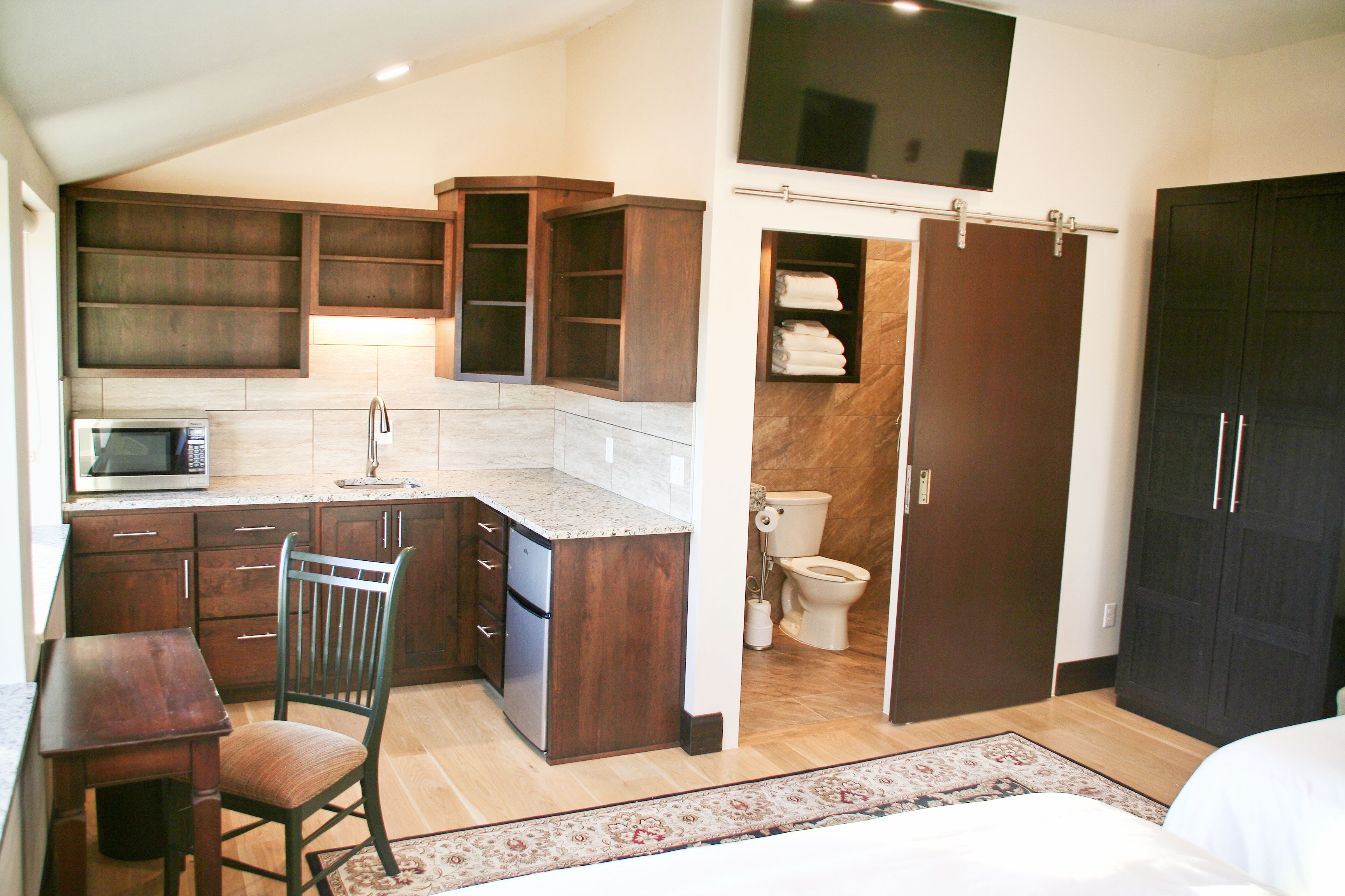 deluxe room, 2 queen beds, non smoking | private kitchen