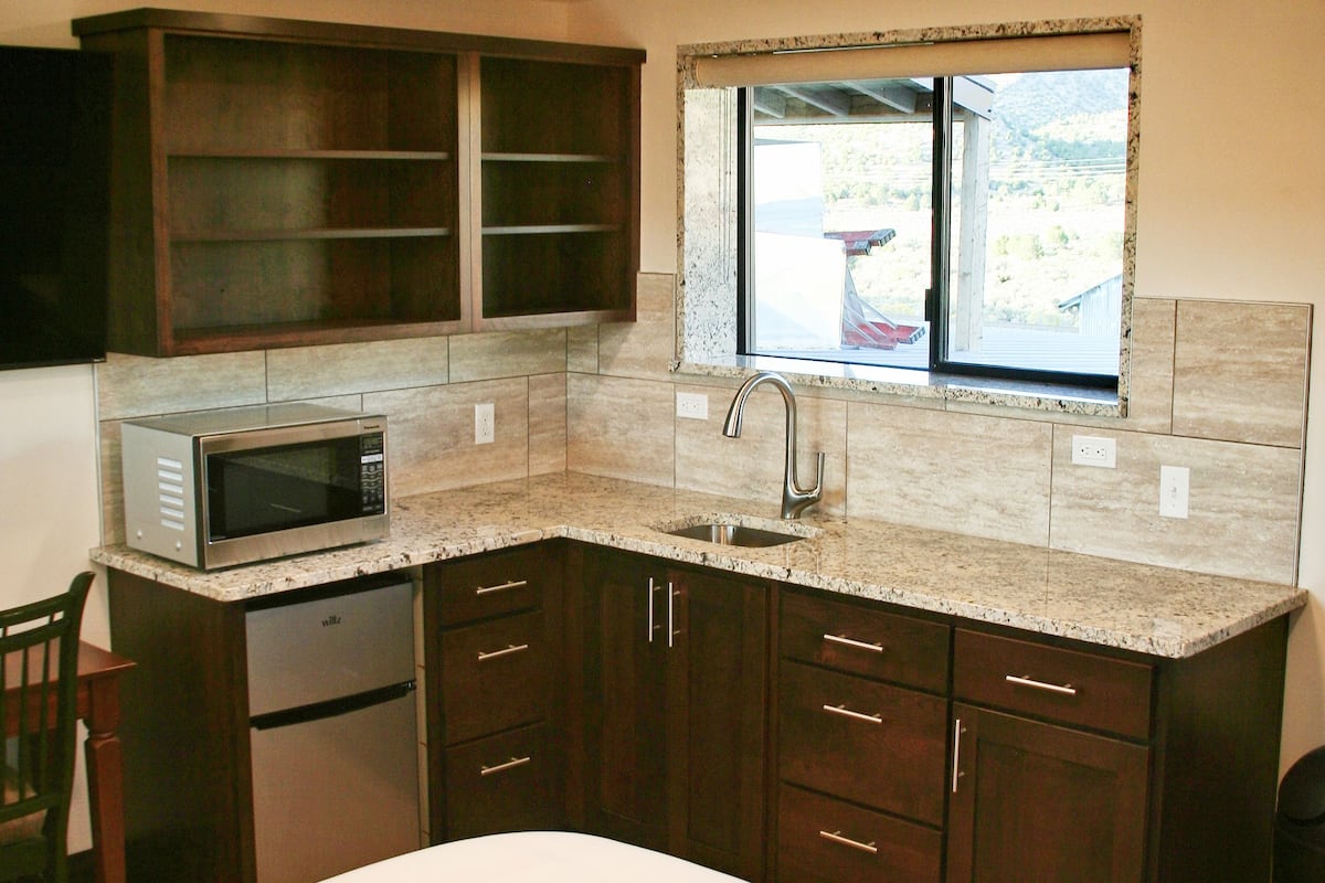 deluxe room, 1 queen bed, non smoking | private kitchen