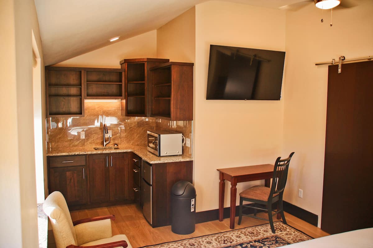 deluxe room, 1 king bed, non smoking | private kitchen