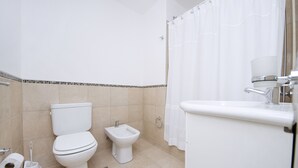 A bathroom with a toilet, bidet, and sink. - Pueyrredón R7E (Córdoba)