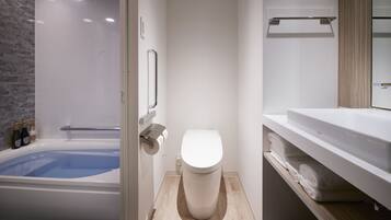 Bathtub dan shower terpisah, bathtub besar, pengering rambut, dan sandal