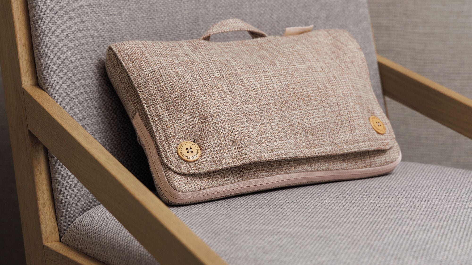 Un bolso de tela tejida con una silla de madera.
