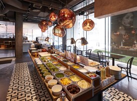 Daily buffet breakfast (JPY 1980 per person)