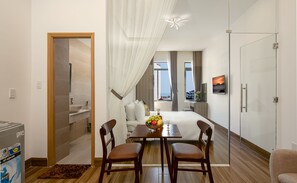 Apartament panoràmic, 1 llit de matrimoni gran, no fumadors | Sala d'estar | Televisor de pantalla plana 