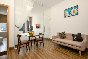 Căn hộ trung tâm thành phố, 1 giường cỡ king, không hút thuốc | Bộ đồ giường cao cấp, bàn, màn/rèm cản sáng, phòng cách âm 