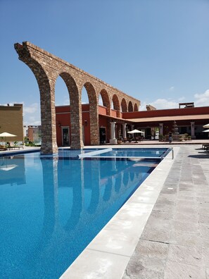 Piscina externa, funciona das 8h às 20h, guarda-sóis, espreguiçadeiras