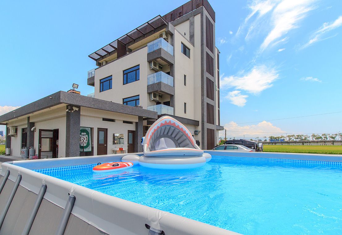 Kolam renang outdoor musiman