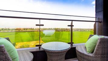 Ropa de cama de alta calidad, cubrecamas y minibar