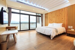 Ropa de cama de alta calidad, cubrecamas y minibar 