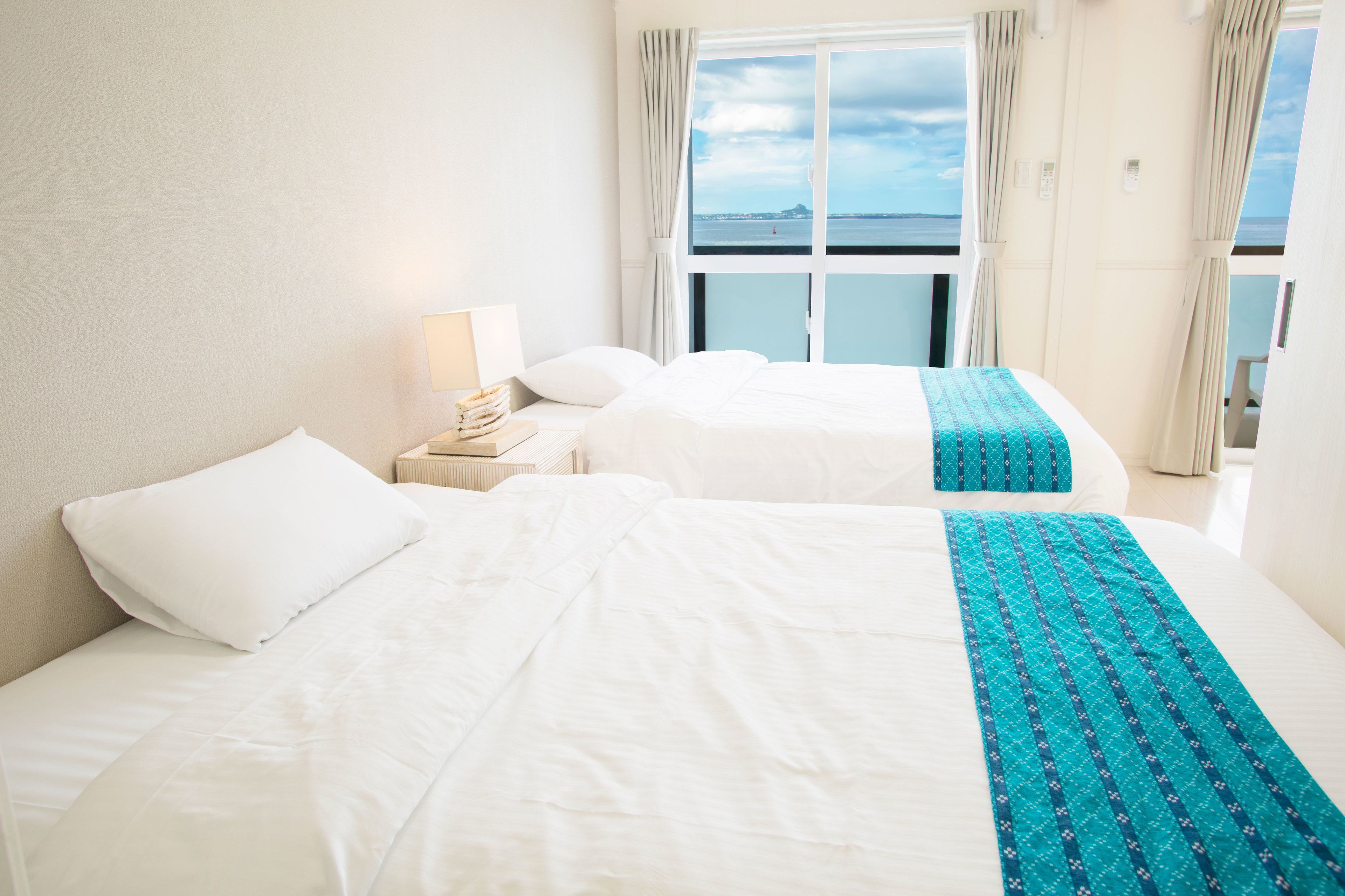 Habitación estándar con 2 camas individuales, vista al océano | Escritorio y wifi gratis 