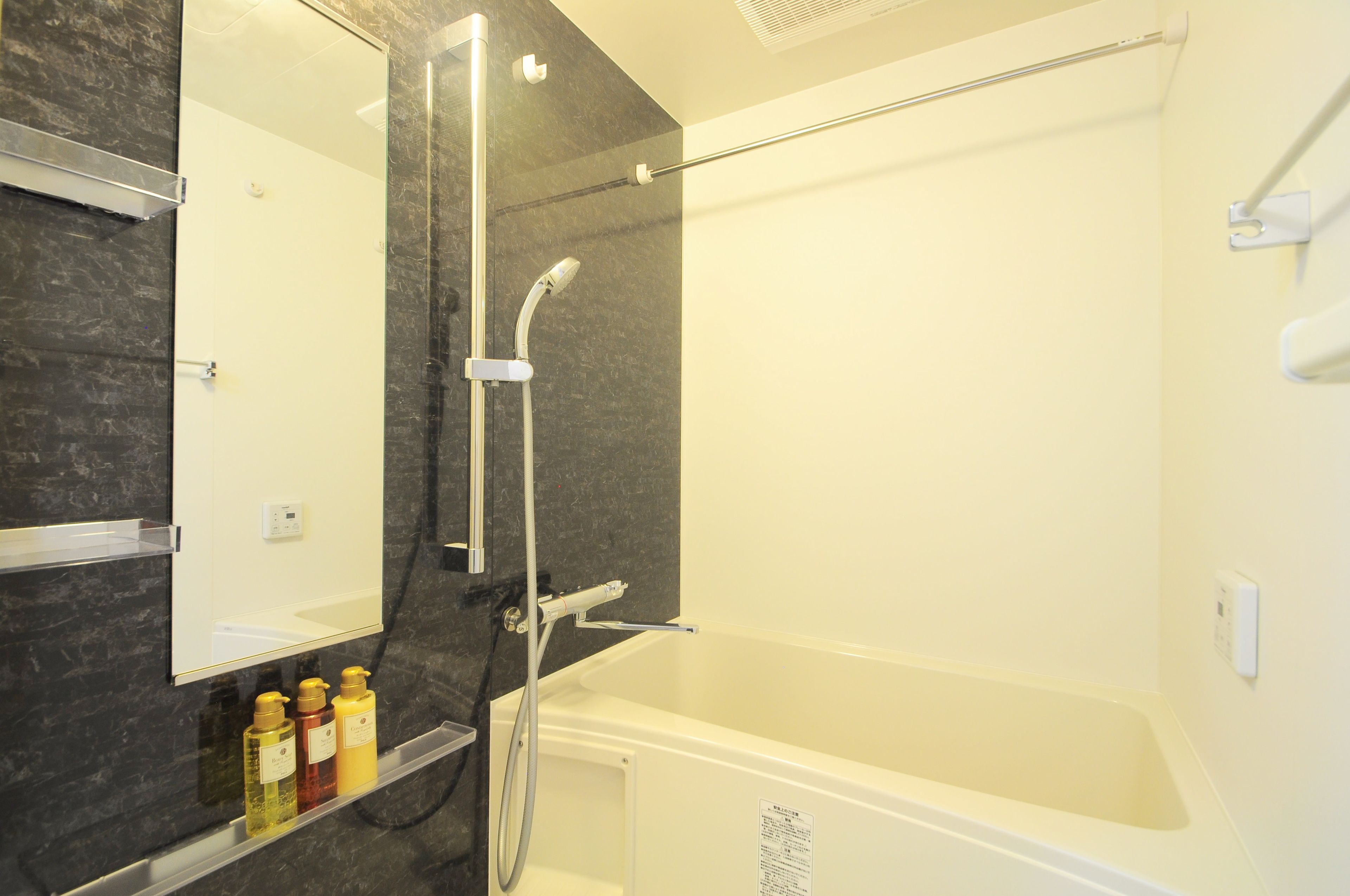 Un baño moderno con bañera, zona de ducha y espejo.