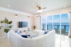 Suite | Living area | Flat-screen TV