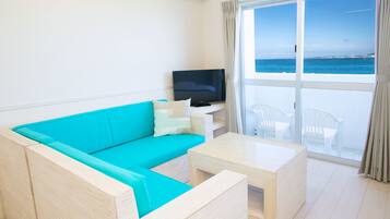 Standard Twin Room, Ocean View | Desk, free WiFi