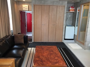 Apartment 204 | Laptop workspace, iron/ironing board, free WiFi, bed sheets