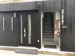 Property entrance - Apollo Properties (Osaka)