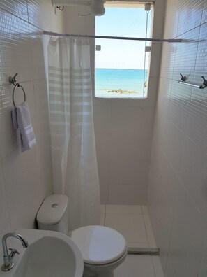 Economy Double or Twin Room, 1 Double Bed, Non Smoking, Beach View | Bathroom | Shower, rainfall showerhead, towels - Hotel Itapuã Tropical (Salvador)