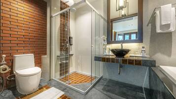 Une salle de bain moderne avec une douche à parois de verre, des toilettes blanches et un lavabo en marbre.