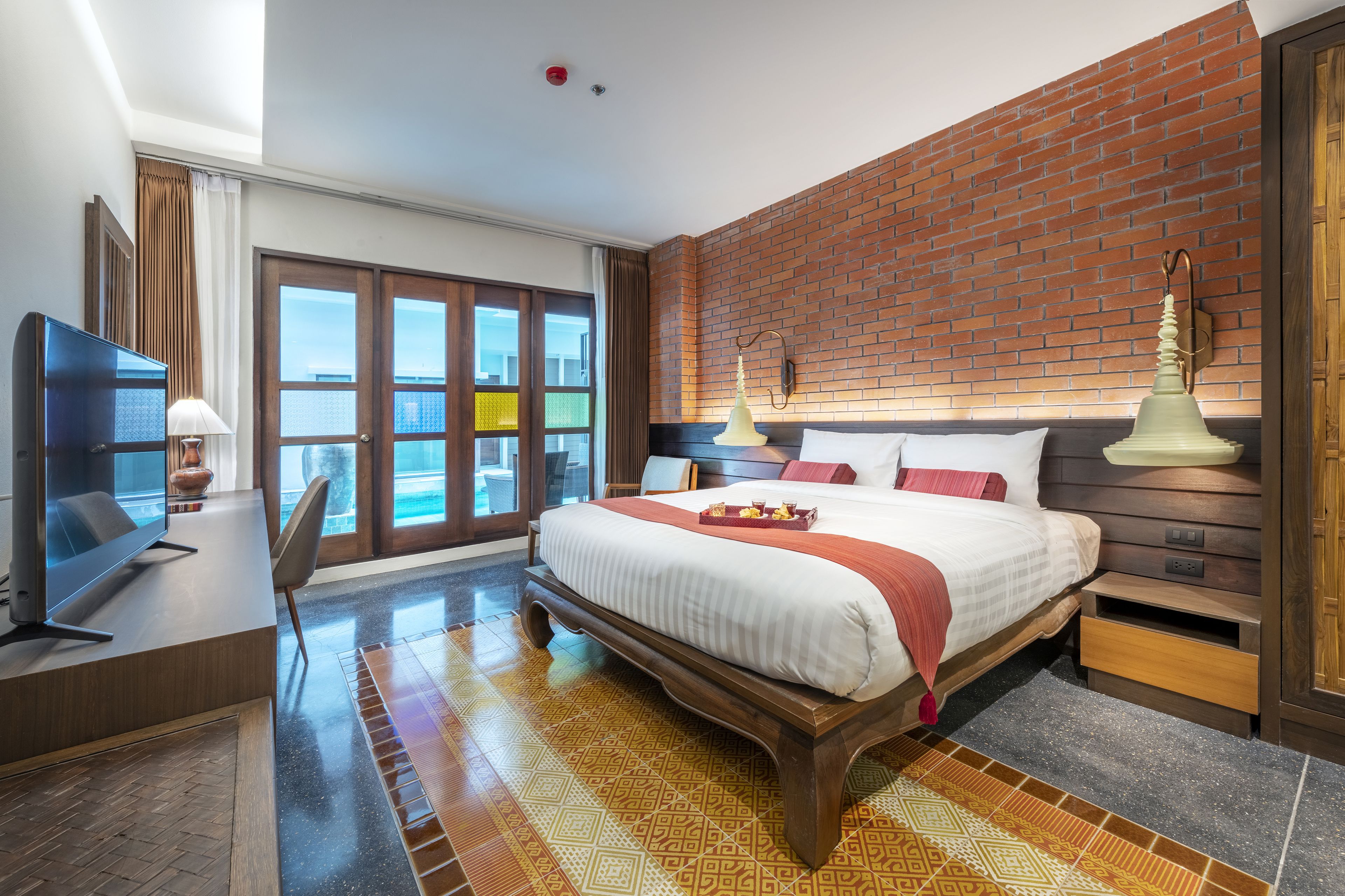 superior pool access (king bed)  | egyptian cotton sheets, premium bedding, minibar, in-room safe