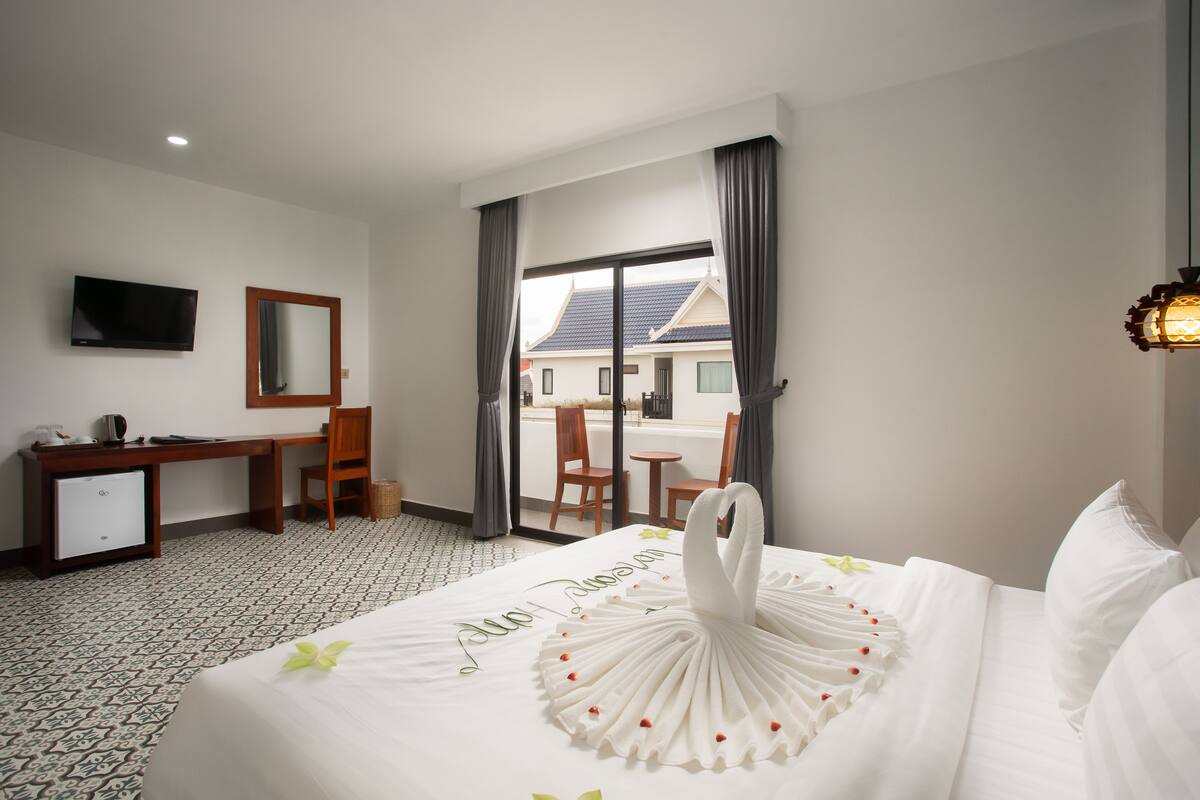 Egyptian cotton sheets, premium bedding, minibar, in-room safe