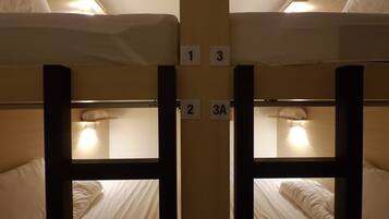 Cortinas blackout, ferros/tábuas de passar roupa, Wi-Fi de cortesia