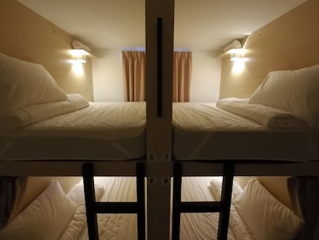 Cortinas blackout, tabla de planchar con plancha y wifi gratis