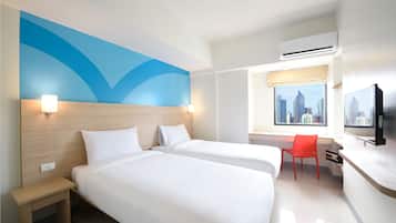 Standaard Twin kamer | Donsdekens, een kluis op de kamer, een bureau, een laptopwerkplek