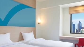 Standard Twin Room | Down comforters, in-room safe, desk, laptop workspace
