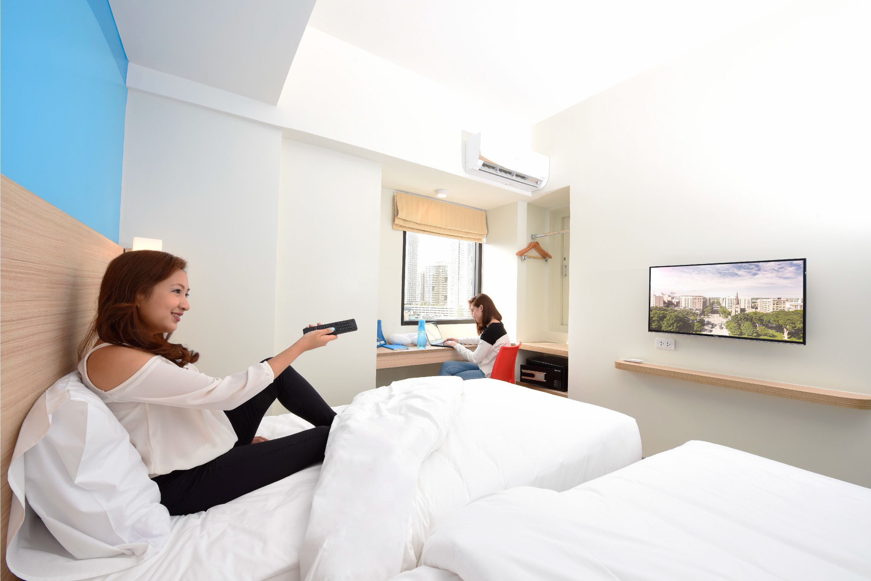 standard twin room | down duvets, in-room safe, desk, laptop workspace