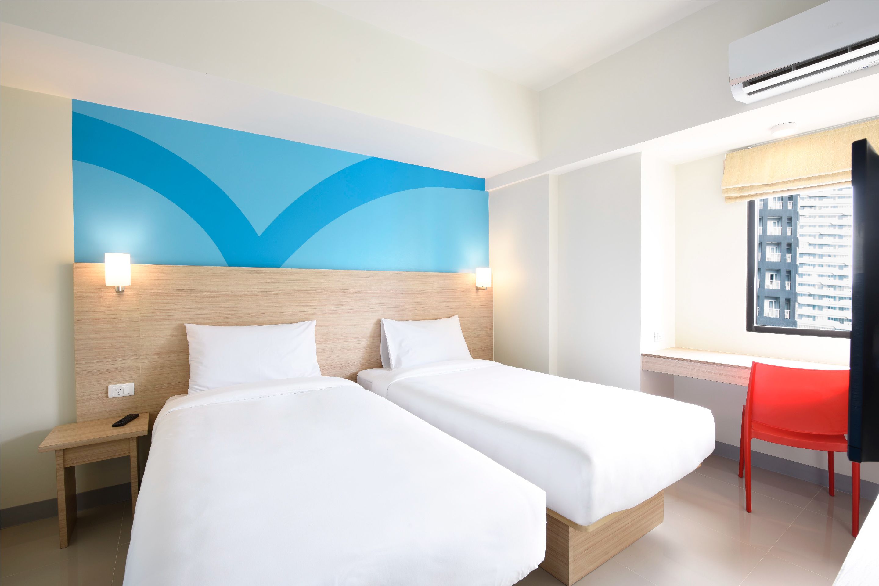 standard twin room | down duvets, in-room safe, desk, laptop workspace