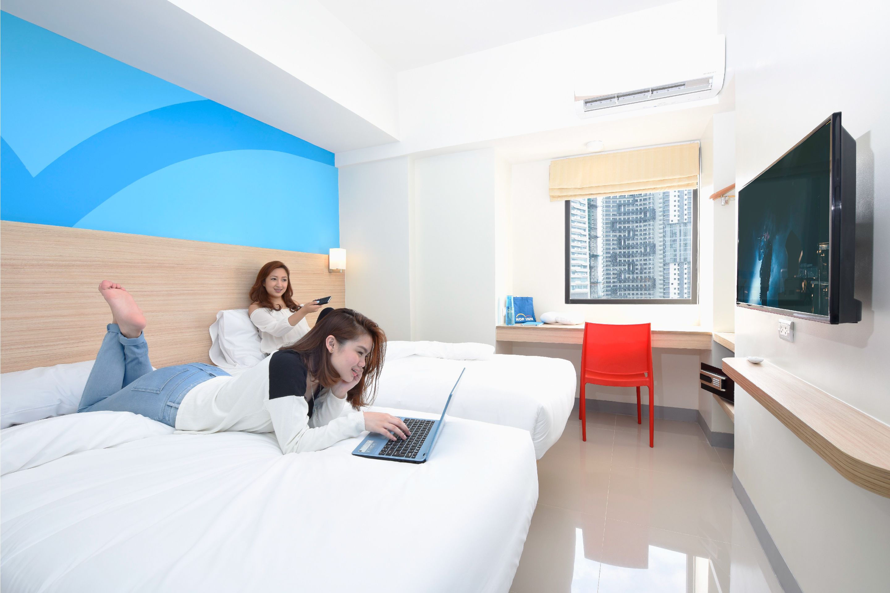 standard twin room | down duvets, in-room safe, desk, laptop workspace