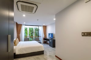 Quarto casal grand | Frigobar, cofres nos quartos, escrivaninha, cortinas blackout