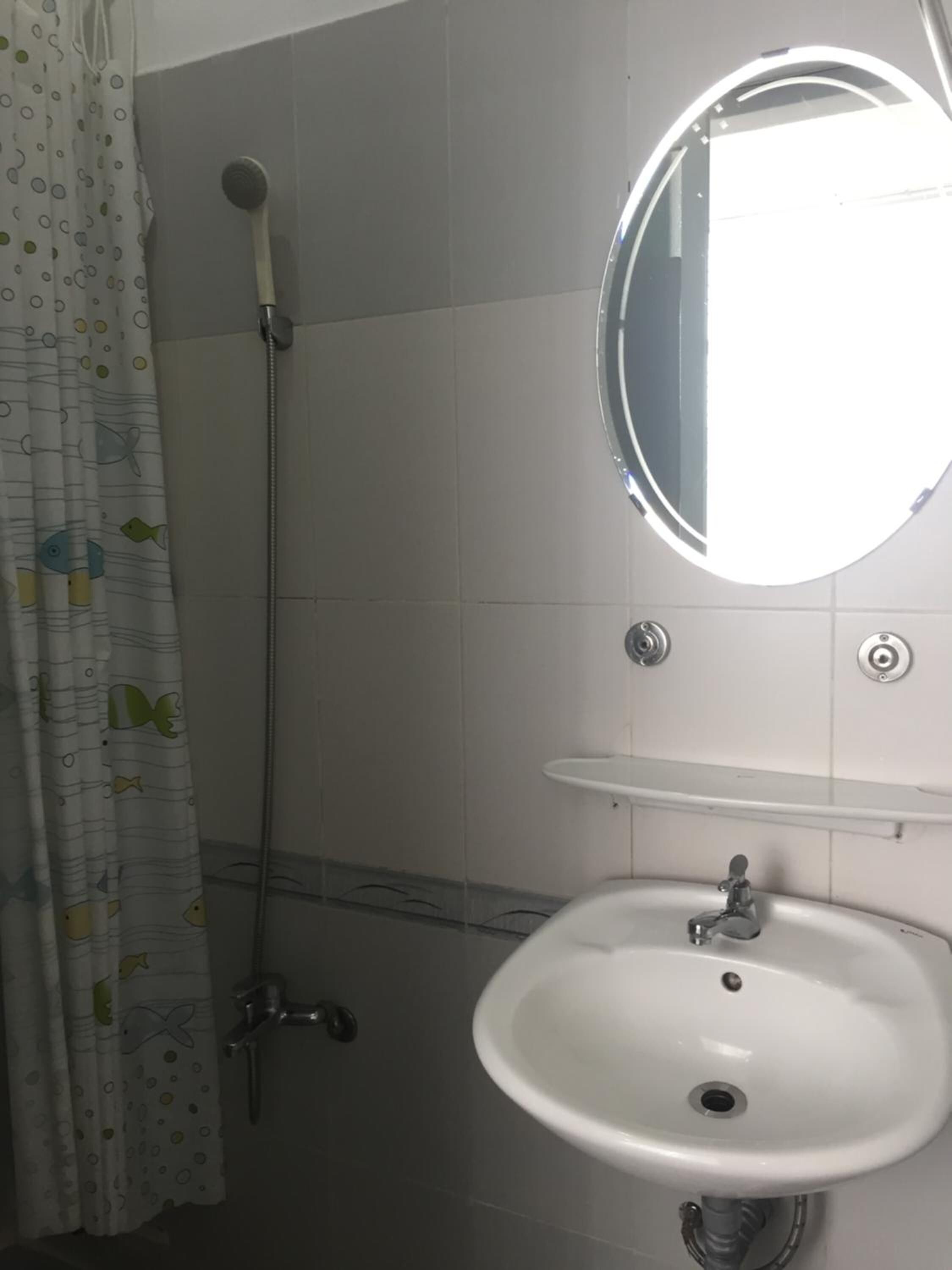 shower, free toiletries, hair dryer, slippers