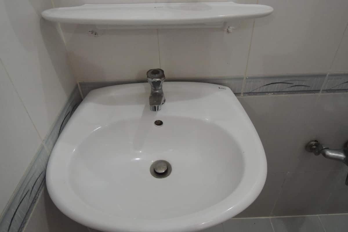 shower, free toiletries, hair dryer, slippers