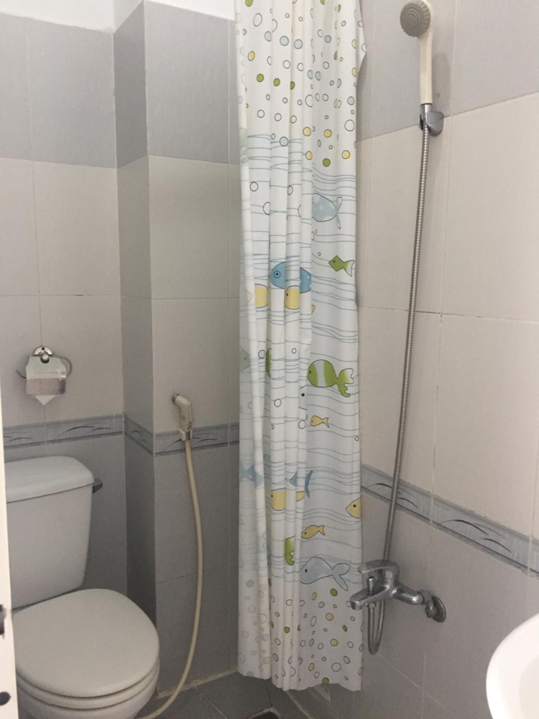 shower, free toiletries, hair dryer, slippers