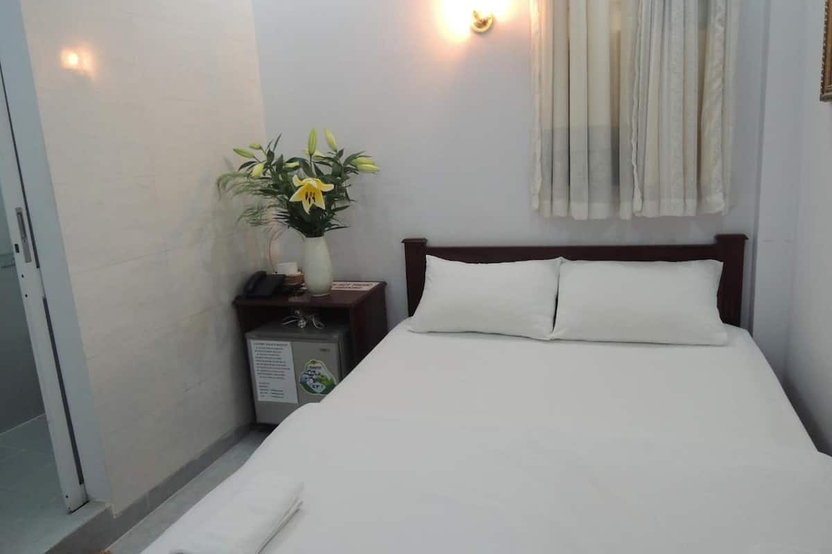 minibar, in-room safe, free wifi, bed sheets