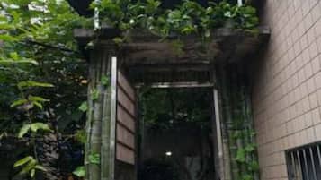 Pintu masuk properti