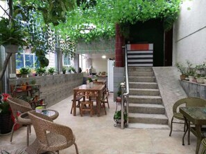 Property grounds - WenFangXiaoYuan Inn (Zhangjiajie)