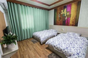 Cortinas opacas, camas supletorias, wifi gratis