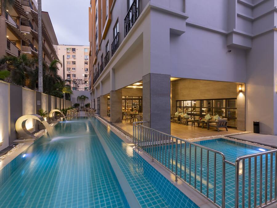 Una piscina al aire libre