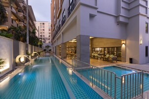 Una piscina al aire libre