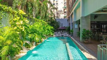 Una piscina al aire libre