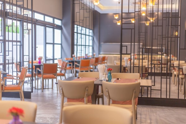 Breakfast, lunch, dinner served; local and international cuisine