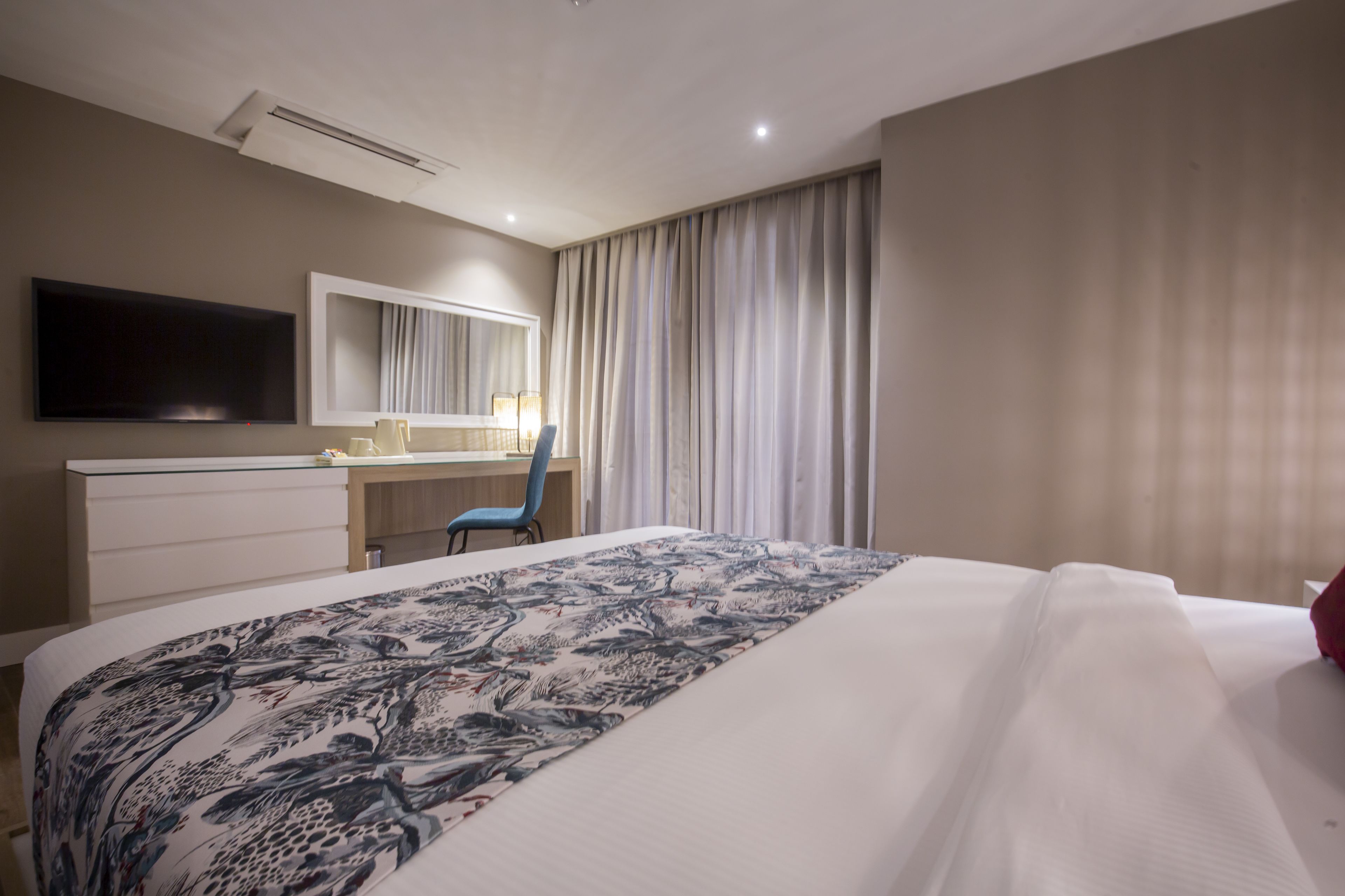 deluxe double room | 1 bedroom, minibar, in-room safe, desk