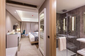 Minibar, in-room safe, desk, blackout drapes - Woovo Phuket Patong (Patong)